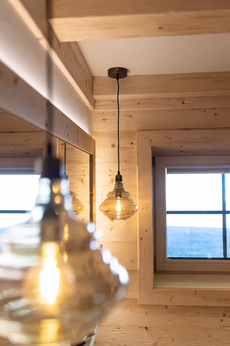 Lampen mit Holzbalken und Holzwände  im Hintergrund