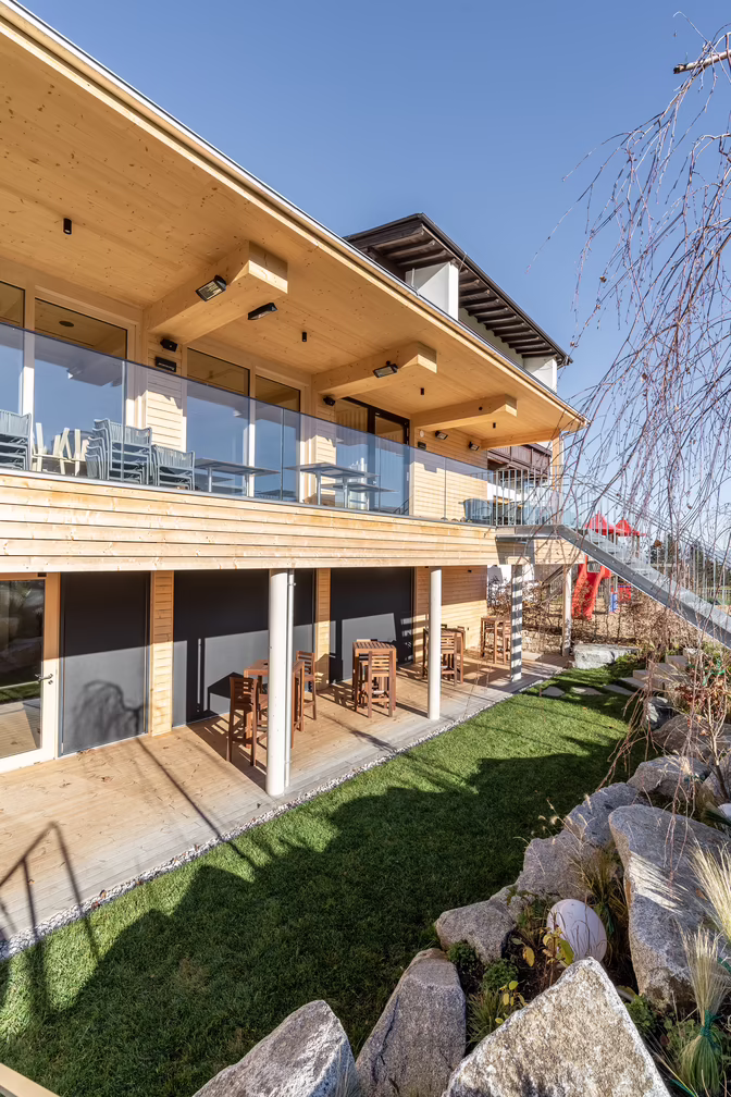 Restaurant mit Holzterrasse und Holzüberdachung