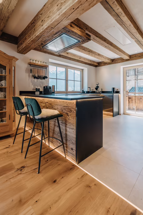 Küche mit Holzfenster und Holzbalken