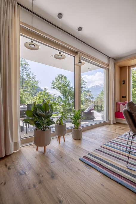 Wohnzimmer mit großen Fensterfronten