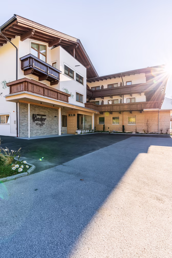 Holz- uns Steinelemente zeichnen den Hoteleingangsbereich aus