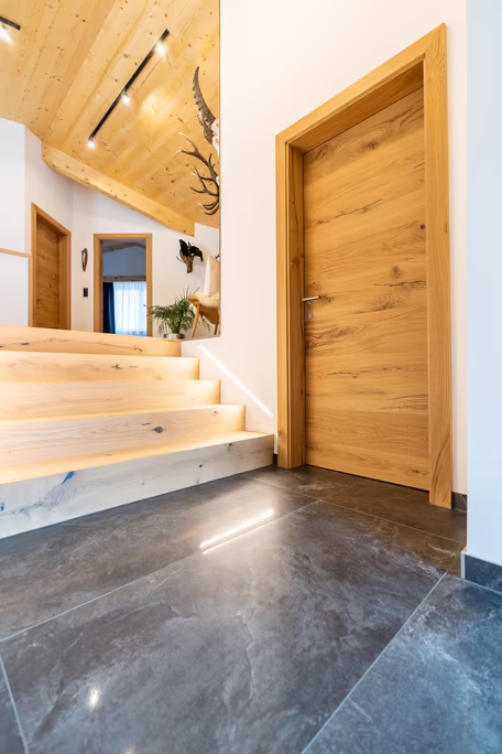 Foyer mit Holzinnentüre im Vordergrund