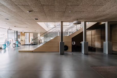 Eingangsbereich des Bildungszentrums in Lands mit dem Fokus auf den nachhaltigen Baustoff Holz