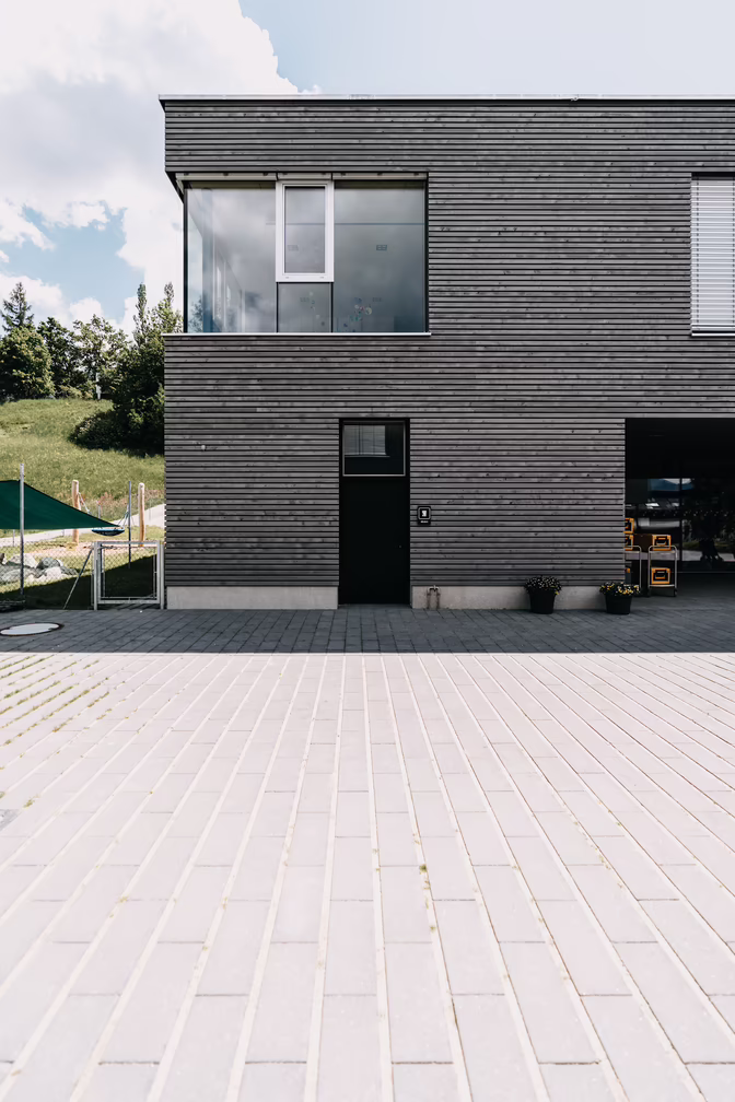 Holz und Glasfronten Schulhaus