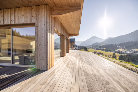 Haus mit Holzterrasse und Holzfassade
