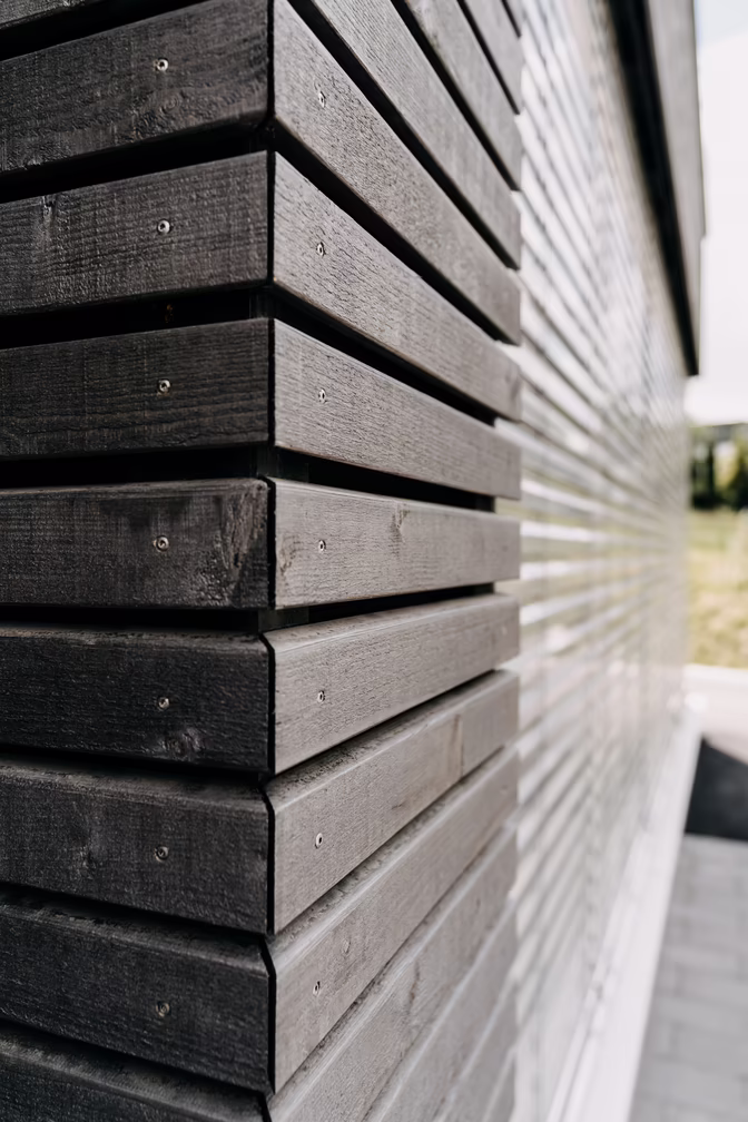 dunkle Holz Fassade