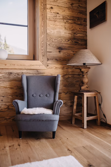 Gemütliche Leseecke mit Holzfassade