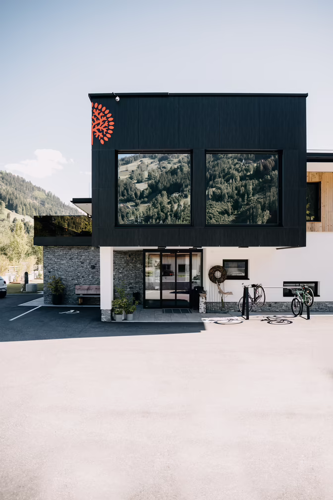 Gebäude mit weißer und schwarzer Fassade