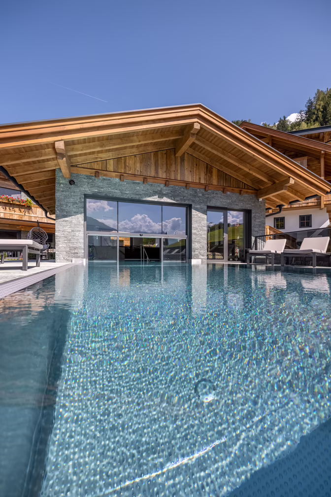 Betonierarbeiten Außenpool und Schwimmbadbereich