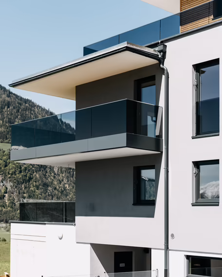 Moderne Architektur trifft massive Bauweise