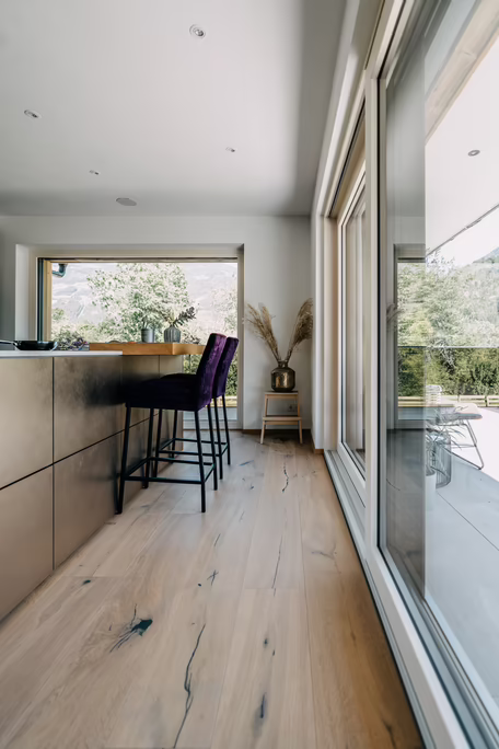 Helle Küche mit großer Glasfront