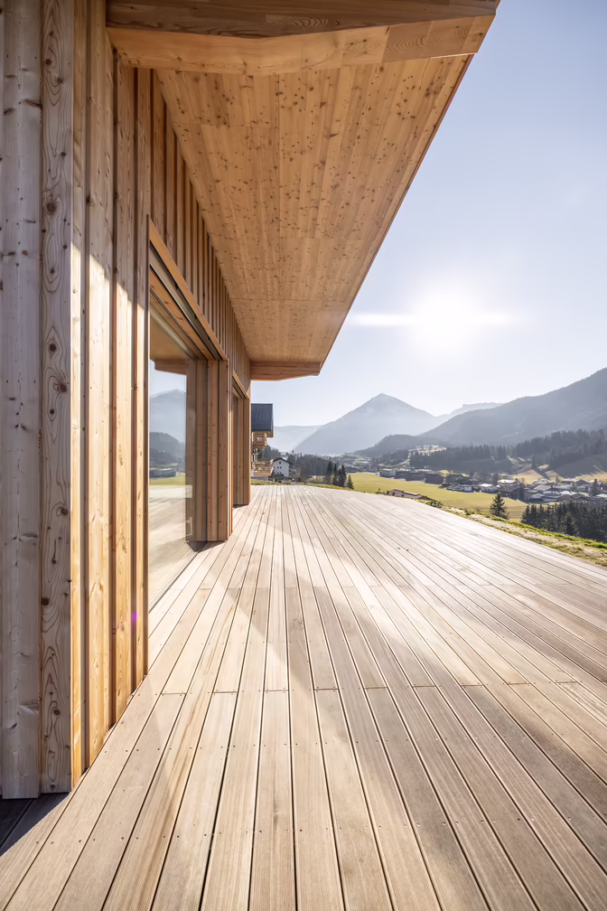Holzterrasse mit Ausblick