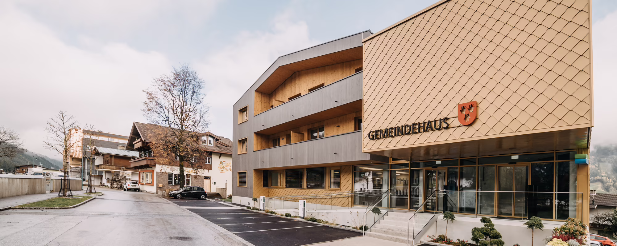 Gemeindeamt Ried mit Holz-Alu Fenster