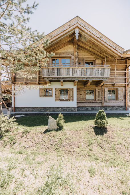 Vollholzhaus mit Balkon und Fensterläden