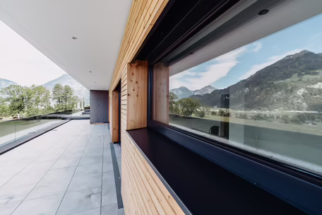 Terrasse, Holzalufenster in der Farbe Schwarz matt