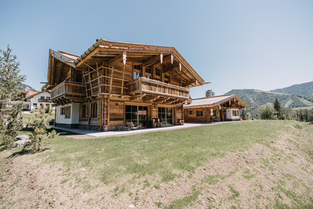 Vollholzhaus mit feinen Dekorelementen