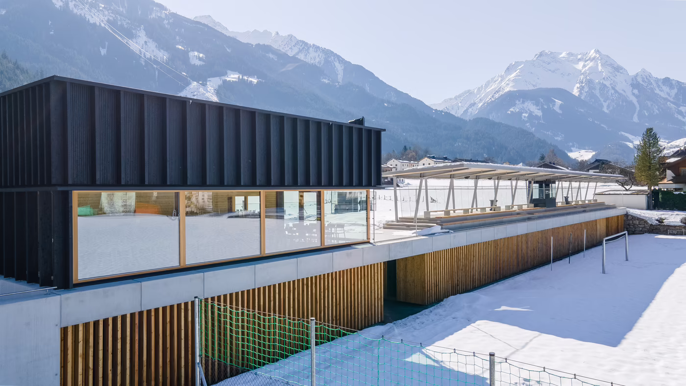 Sportheim mit Holzdetails