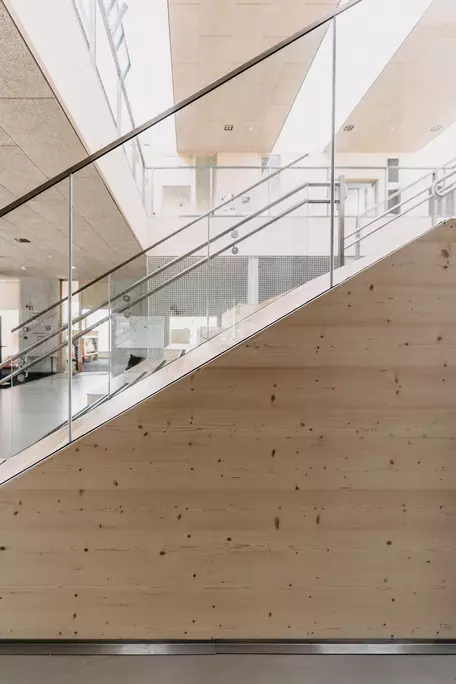 Treppe aus Holz und Glasgeländer