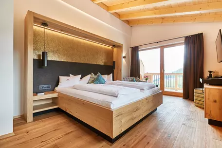 Modernes Hotelzimmer aus Holz