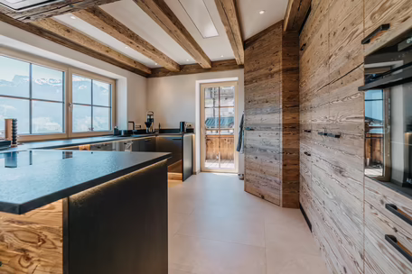 Küchen aus Holzelementen und schwarzen Hingucker