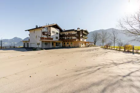 Traditionelles Tiroler Hotel mit Holzelementen