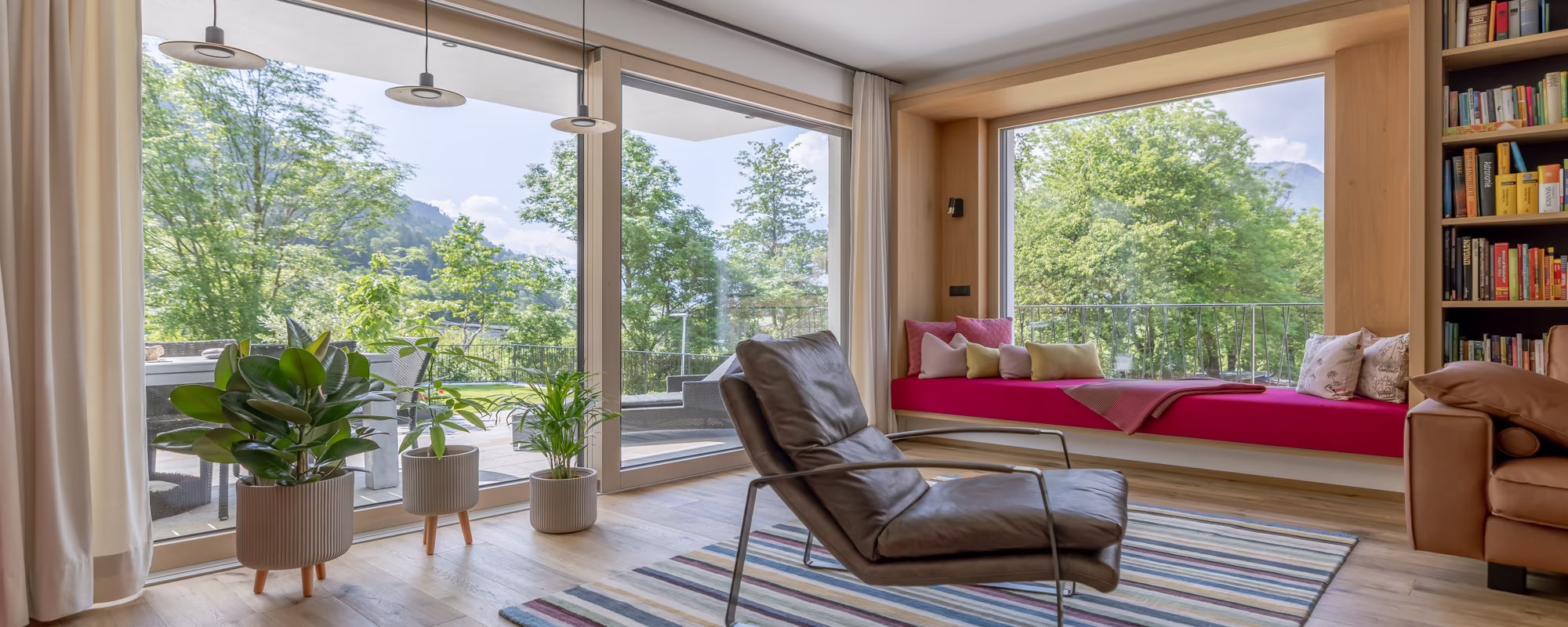 Gemütliches Wohnzimmer mit großen RIEDER Fensterelementen