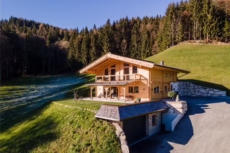 Holzhaus in Hanglage