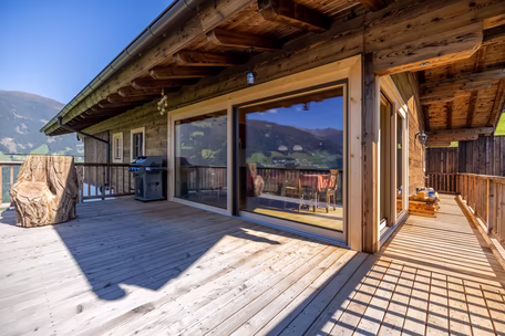 Holzterrasse mit Hebeschiebetüre