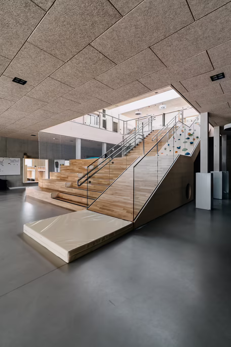 Holztreppen und -decke im Eingangsbereich