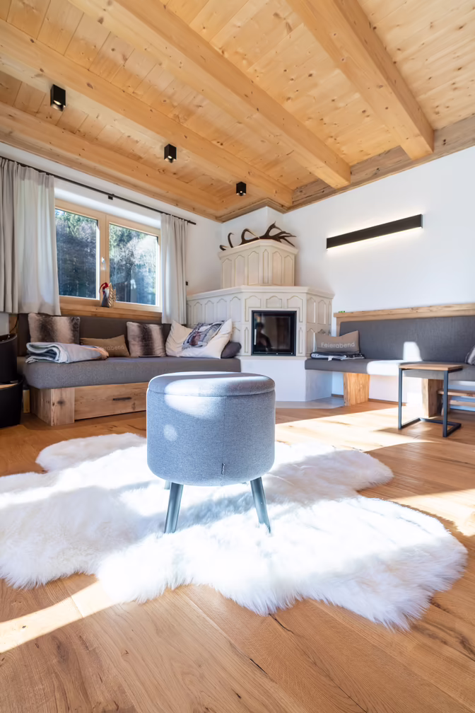 Gemütliches Wohnzimmer mit Holzdecke, Holzboden, Sofa