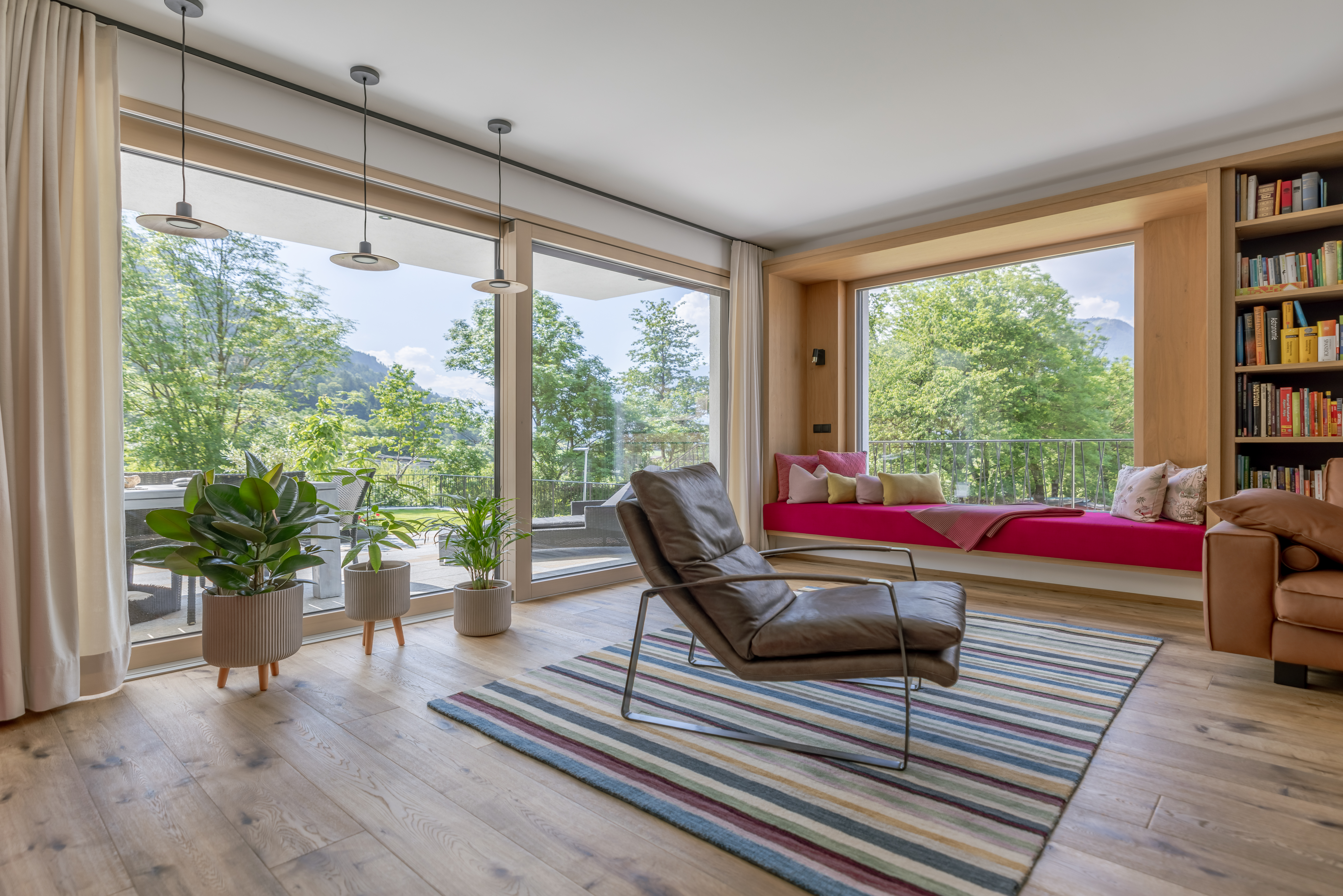 Gemütliches Wohnzimmer mit großen RIEDER Fensterelementen