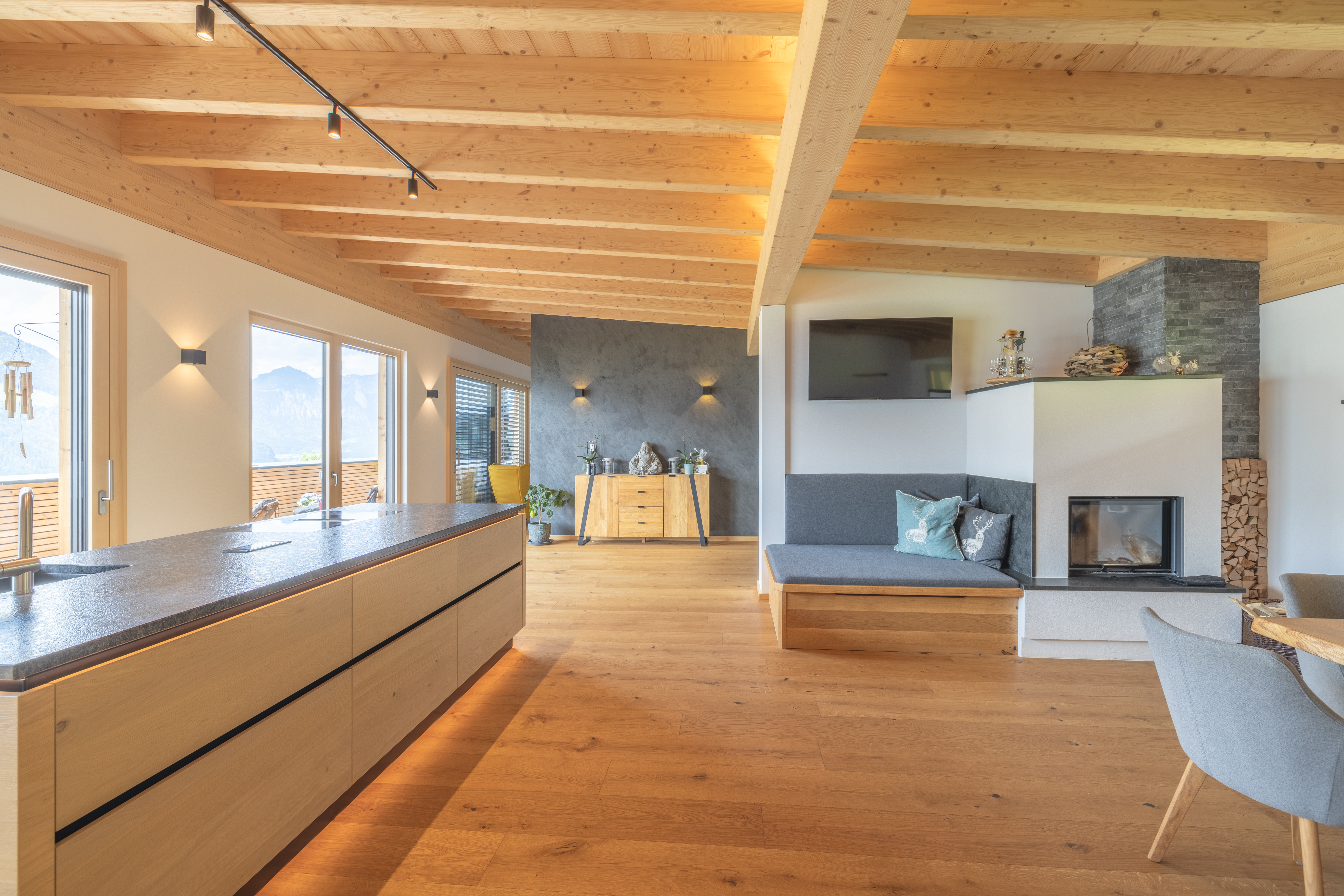 Wohnzimmer mit offenen Dachstuhl